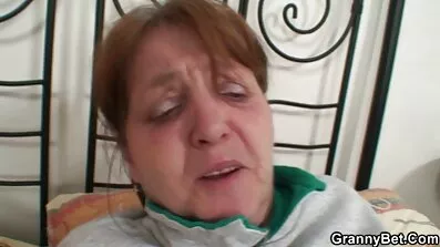 Большегрудая парочка безкоштовно онлайн порно отримує дикий трах в ліжку від свого щасливого
