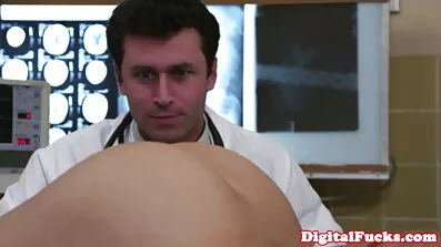 Розпусна білява порно скачати безкоштовно красуня трахкає з чоловіком клієнта