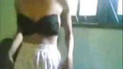 Вечеря в барі триває розпусним трахом безкоштовне порно за столом