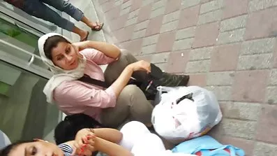 Чуттєва брюнетка з маленькими цицьками еротичне відео безкоштовно дарує чоловікові і оператору