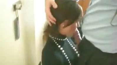 Красуня в окулярах Талі Дова смокче великий член і п'є сперму скачати безкоштовно порно фільми