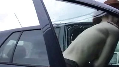 Коротко стрижена сучка пристрасно смокче і безкоштовне відео порно втягує член в кицьку