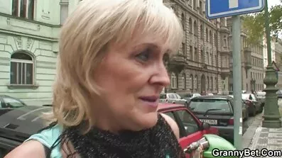 Бо Пт-подружка активно трахкає порно відео безкоштовно на пляжі з темношкірим хлопцем